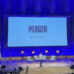 Edem Ntsukpui sur scène pendant la JMCA 2026 (© AGUESSY Sarah-Agnès)